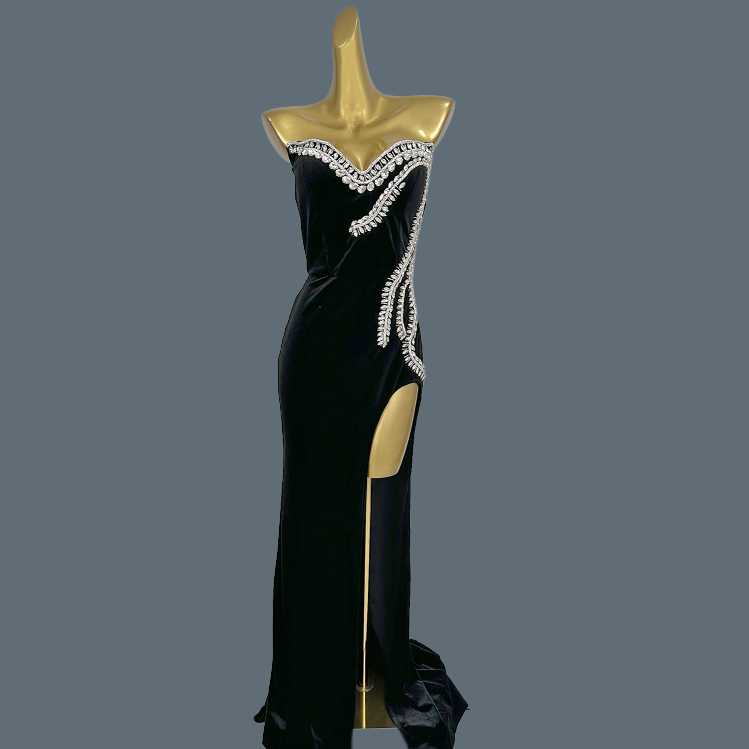 Women Formal Wear Photoshoot - فستان سهرة طويل من المخمل الأسود،