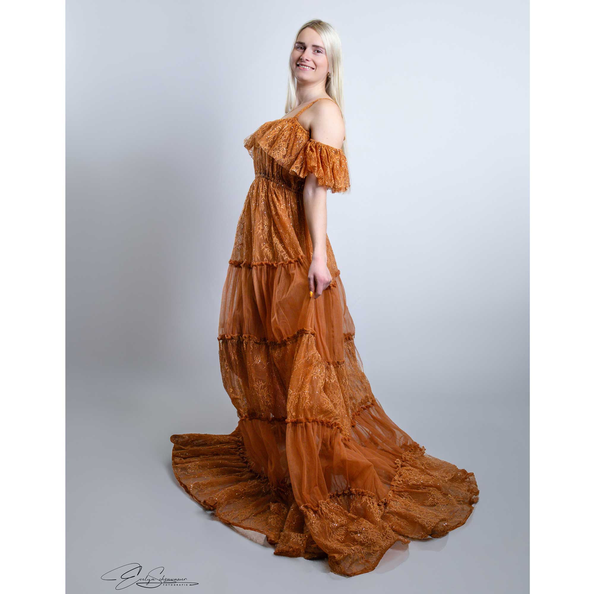 Women Formal Wear Photoshoot - فساتين دون وجودي للحمل لالتقاط الصور